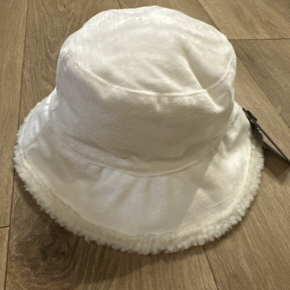 Ed Hardy Fleece Bucket Hat, Skull, Roses & Cross Embroidered Design Ivory NEW - Picture 3 of 5